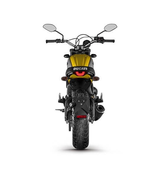 La vista da dietro della moto: la scritta Ducati sulla sella riprende un elemento della moto nata nel 1962